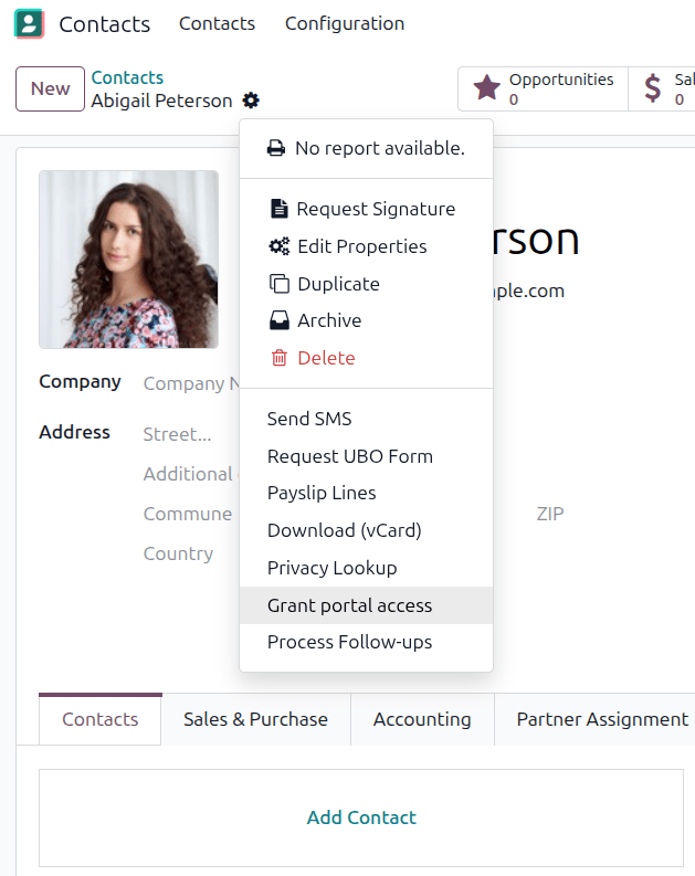 Usa l'applicazione Contatti per concedere l'accesso al portale agli utenti.